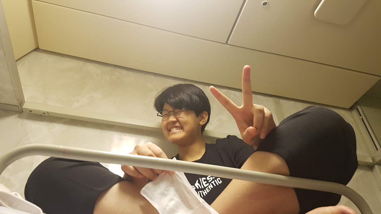 2-88 생애 첫 야간열차의 2층을 차지하고 좋아하는 막둥이 (2).png