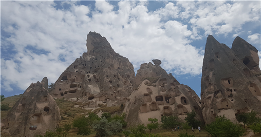 2-15 박해와 전쟁을 피해서 살았던 동굴집들.png