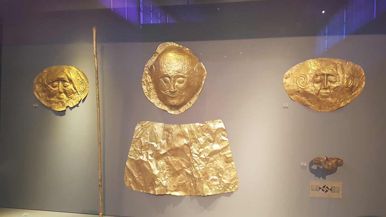 2-34 고고학 박물관에 전시되어있는 황금마스크 (2).png