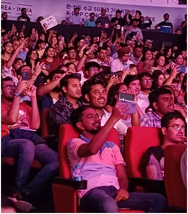 공연장 인도인 관객들.png