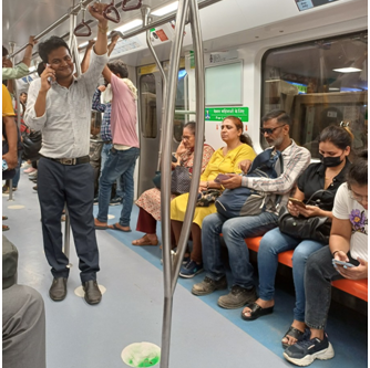 인도 전동차 내부.png