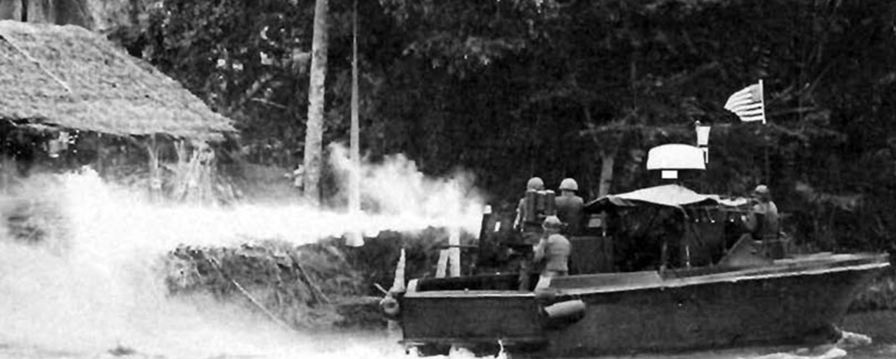 메콩 델타작전으로 수상기를 제거하는 미군.png