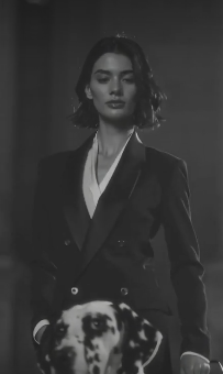 우아함의-역설-거인을-이끄는-여인-06-26-2025_01_46_AM (1).png