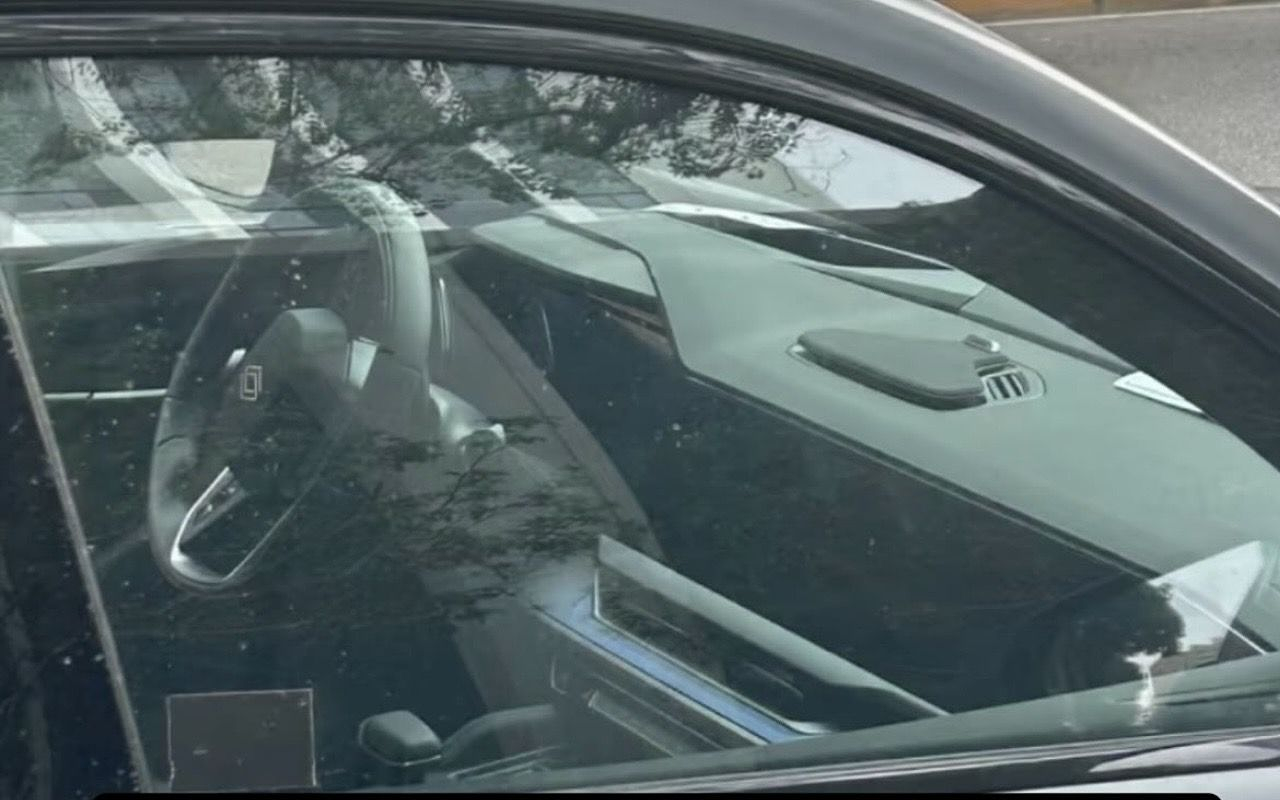 르노 오로라 2 위장막 벗겨진 기사 2.png