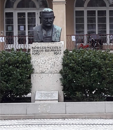 비엔나 로이만 동상.png