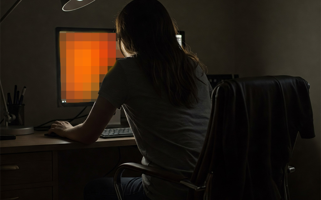 컴퓨터 은밀한 여성.png