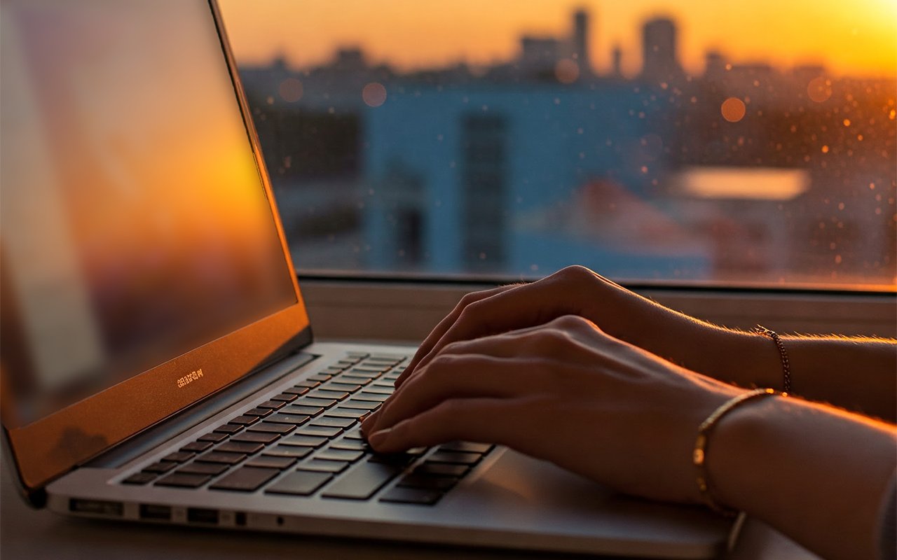 컴퓨터 하는 손 .png