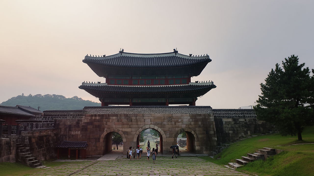 u9898886536_a_castle_gate_during_the_Joseon_Dynasty_--ar_169__bb140726-7371-41c2-bd40-fe261856a0f7_2.png