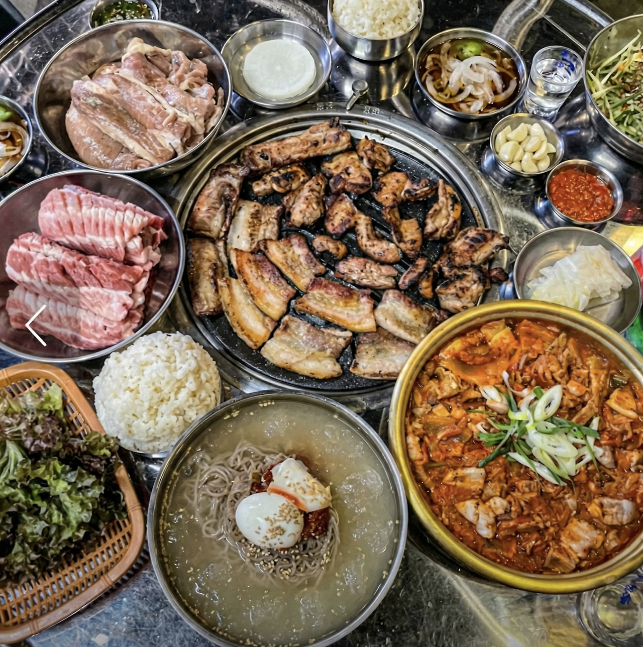 외식업 프랜차이즈 고기집 창업 추천 백양숯불갈비 음식 사진 갈비와 냉면이 있다.png