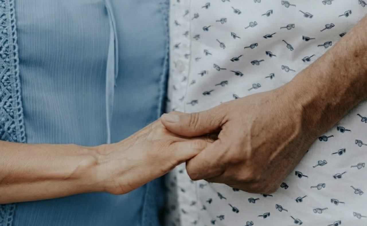 부산 병원 마케팅 회사 추천 감사한마케팅이 강조하는 공감의 기술을 설명하는 두 손 잡은 이미지.png