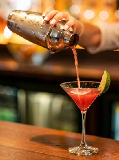 강남 선릉 혼술바 어울림_칵테일 따르는 사진.png