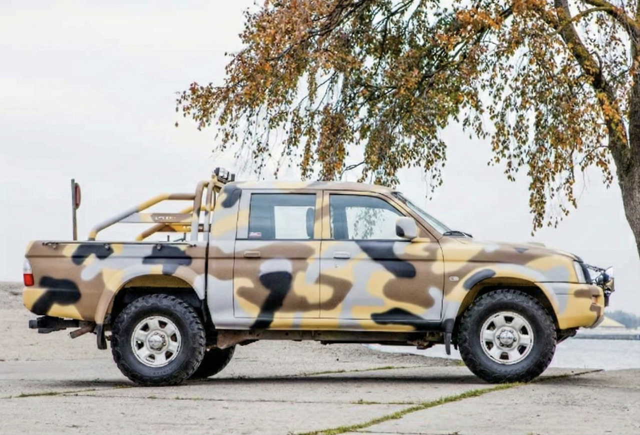 방산사업 군용차량 장비 특수코팅으로 블렛라이너(Bullet Liner)를 추천하는 코팅된 자동차 이미지.png