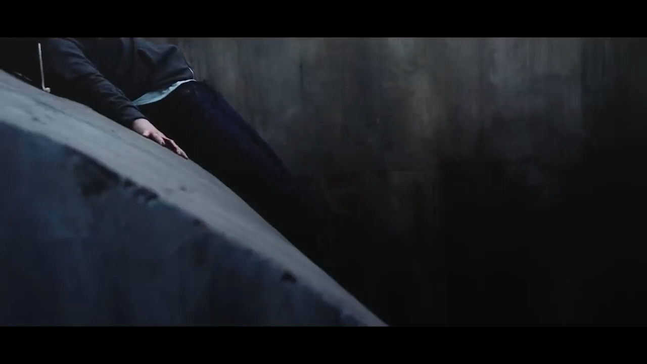 눈떠보니 곡면에 걸쳐져 있는 여자...영화 커브!!(결말포함).mp4_20260201_193710.342.png