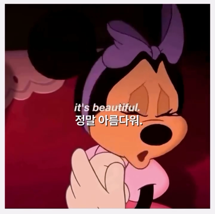 � 사랑이 뭔지 제대로 알려준 디즈니 명장면 � � The Gift of the Magi (디즈니 단편) 미키와 미니는 서로를 위해 가장 소중한 것을 내어주지만, 결국 그 마음 자체가 가장 큰 선물임을 보여주는 감동적인 이야_20260205_000141.094.png