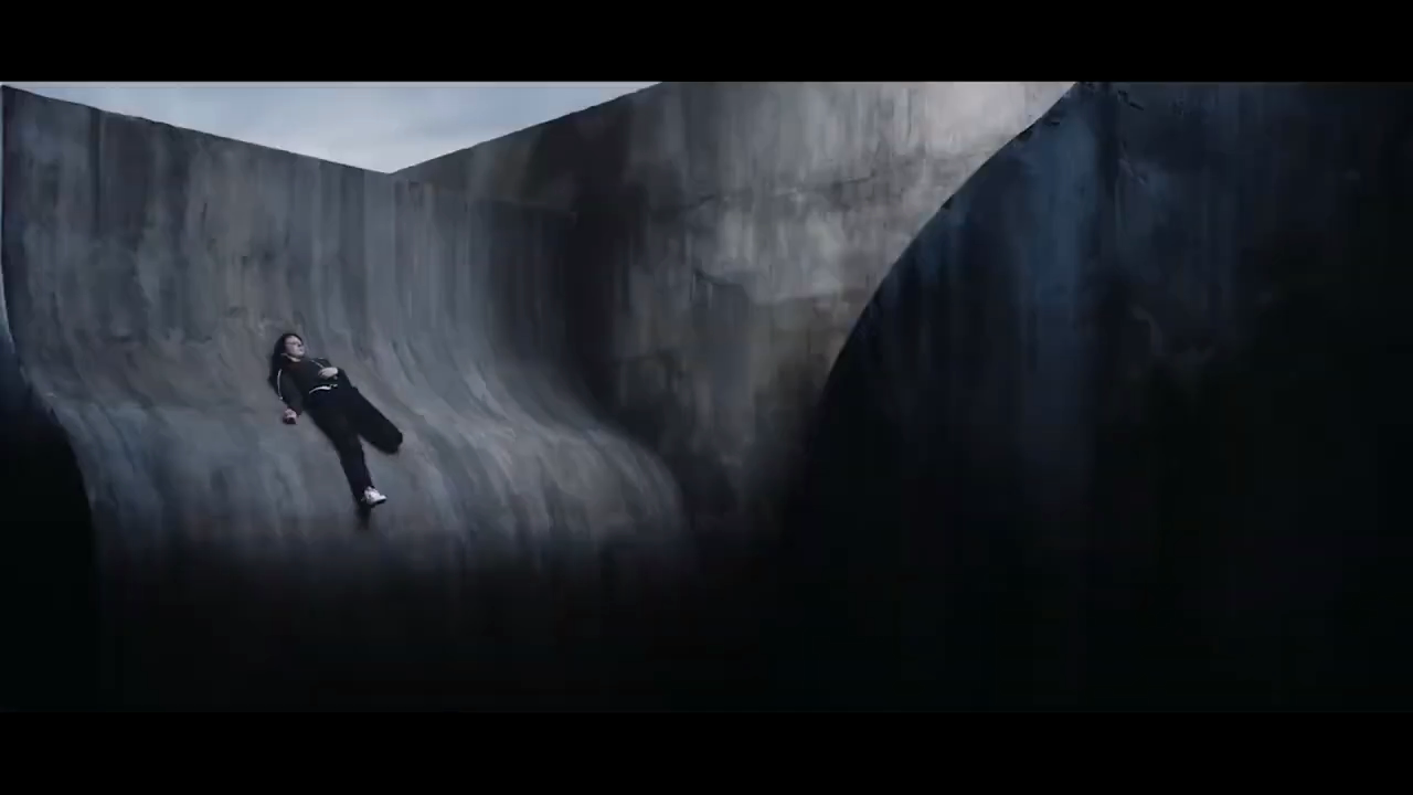 눈떠보니 곡면에 걸쳐져 있는 여자...영화 커브!!(결말포함).mp4_20260201_193659.393.png