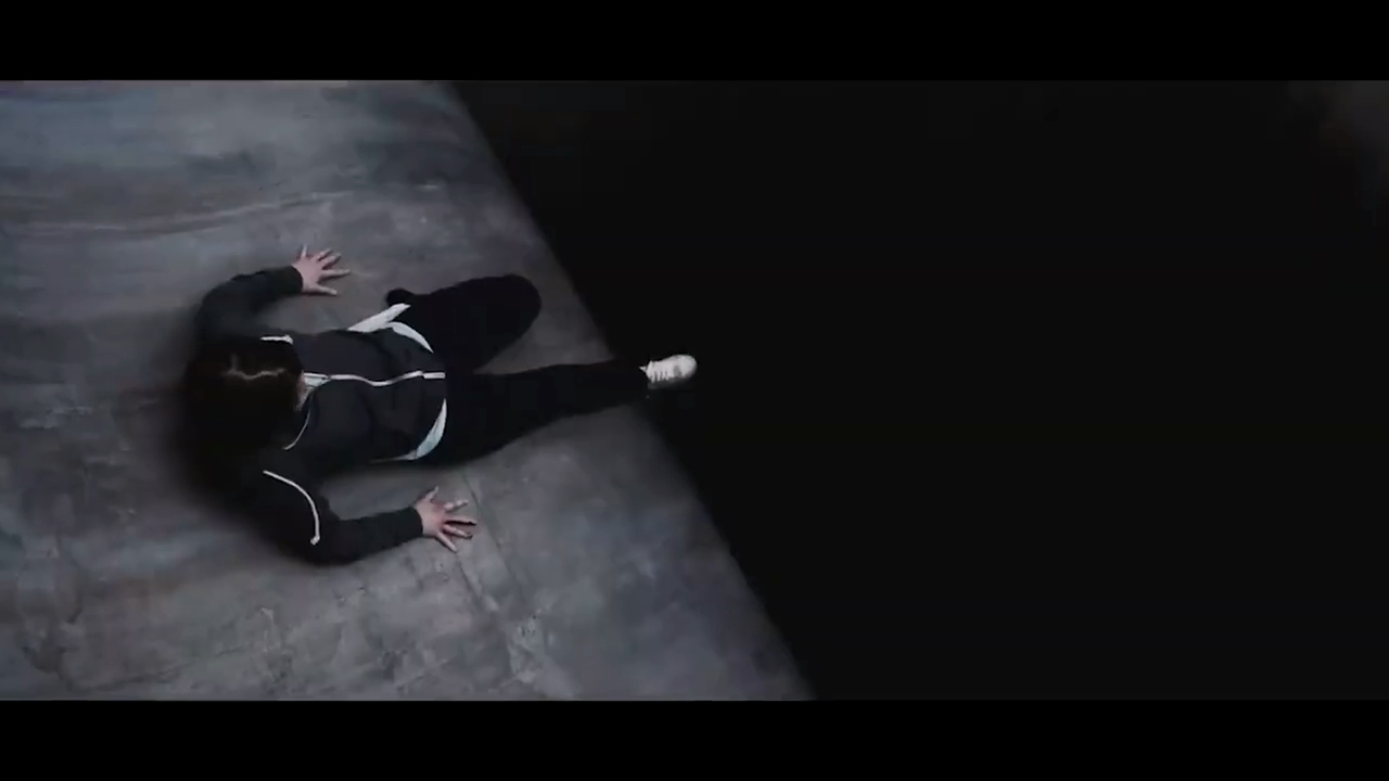 눈떠보니 곡면에 걸쳐져 있는 여자...영화 커브!!(결말포함).mp4_20260201_193724.104.png