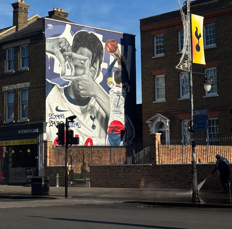 1.토트넘 핫스퍼 경기장 인근에 그려진 손흥민 벽화_MurWalls그룹 제작.png