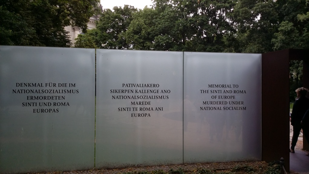 추모비 집시를 가리키는 말 Sinti와 Roma의 글자가 보인다.png