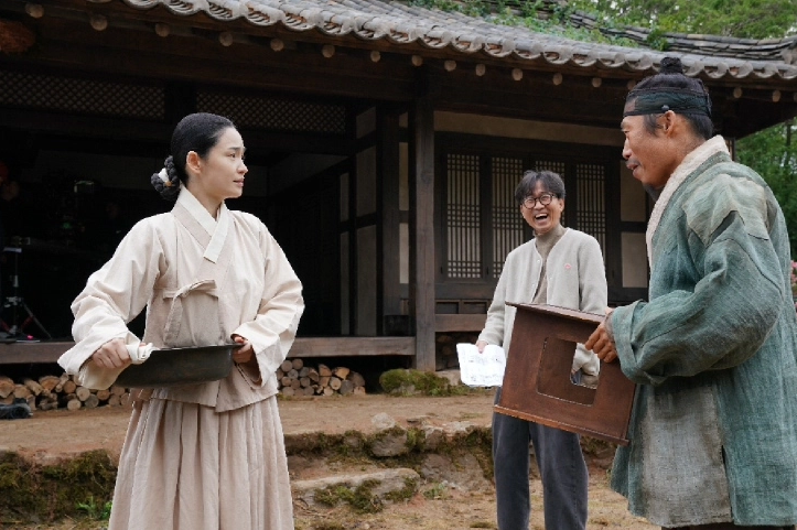 장항준 감독과 배우들.png