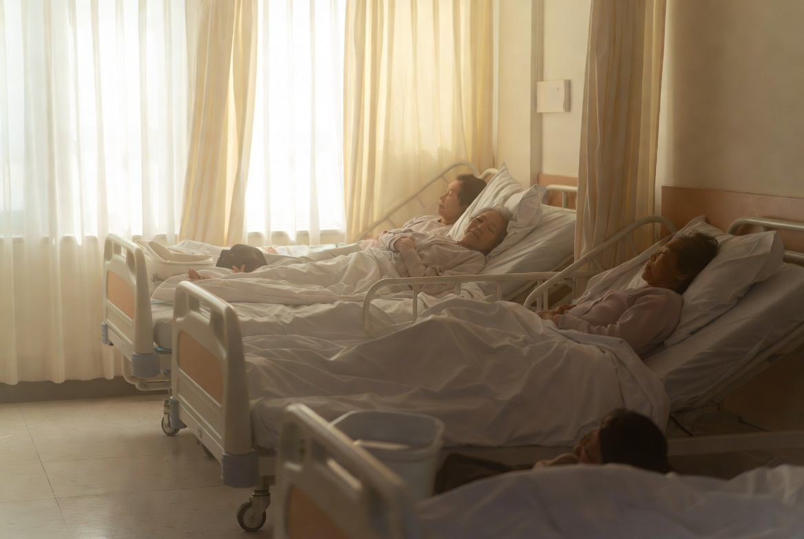 병실에 누워있는 사진.png