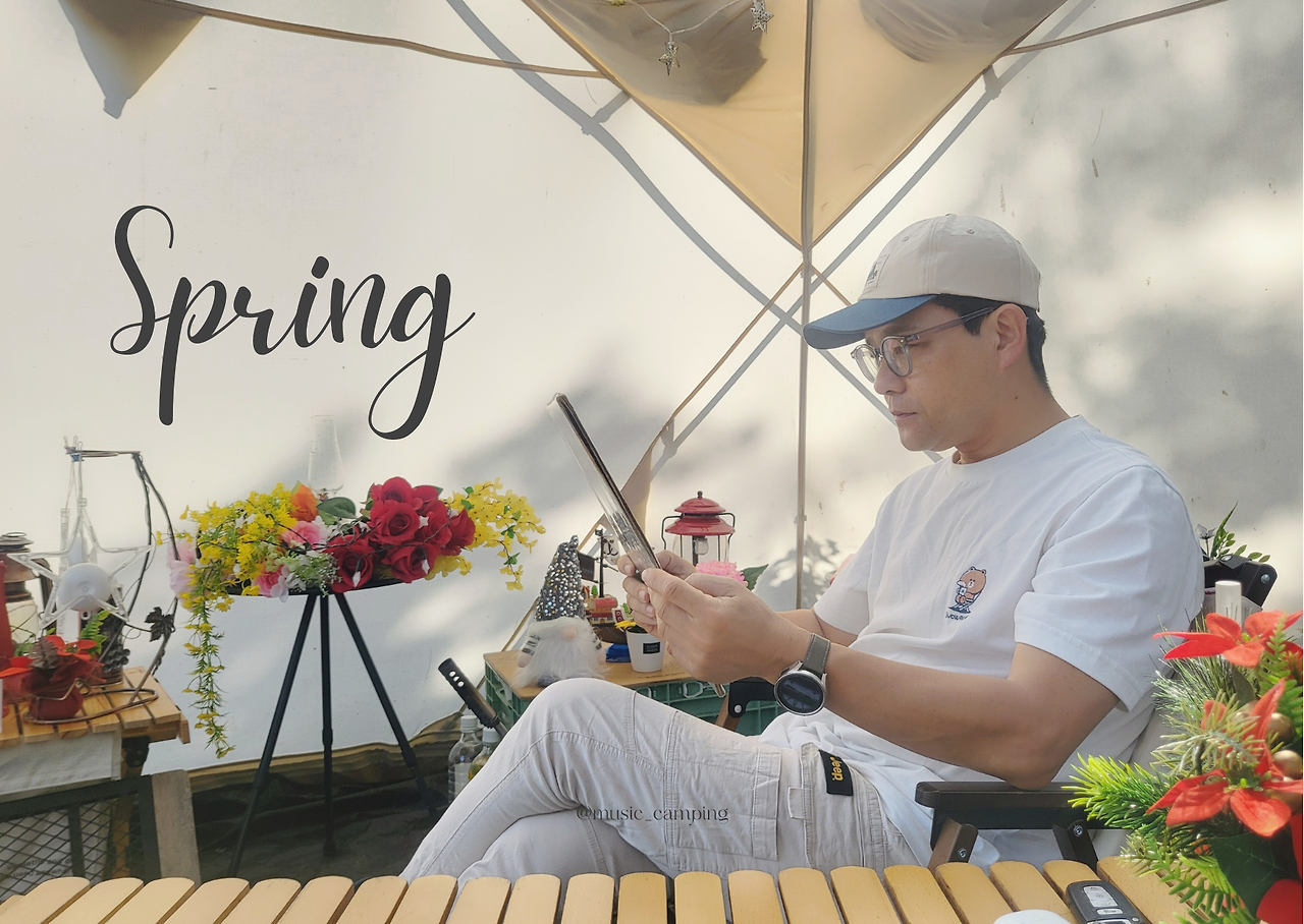 Blue Minimalist Hello Spring Card (1).png