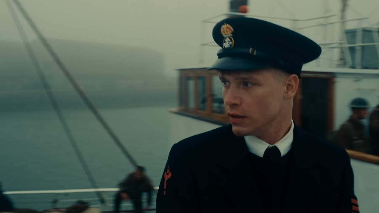 - 덩케르크 Dunkirk 2017 2160p.UHD.BluRay.x265.10bit.HDR.DTS-HD.MA.5.1.mkv_000715840.png