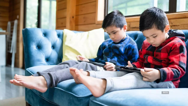 20260217 _ 사춘기 전 스크린 중독, 청소년기 정신건강 적신호 _ 2-1.png