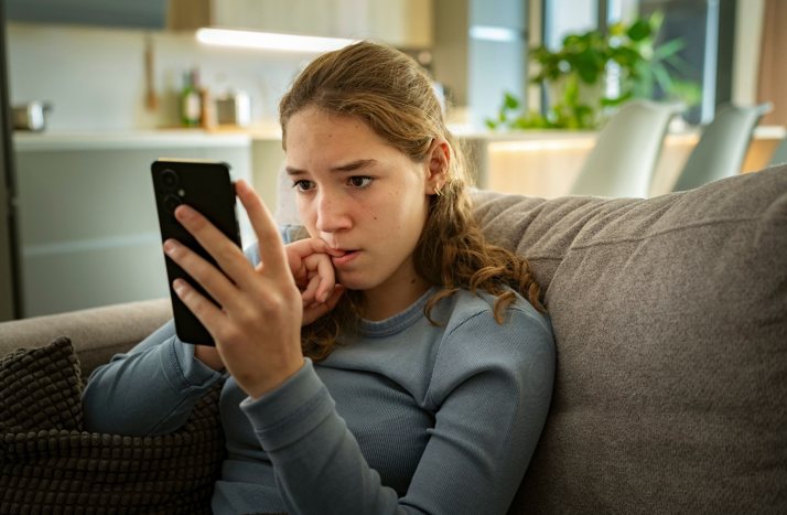 20260325 _ 스마트폰 7시간 이상 쓰는 10대, 섭식 장애 위험 높아진다 _ 2-2.png