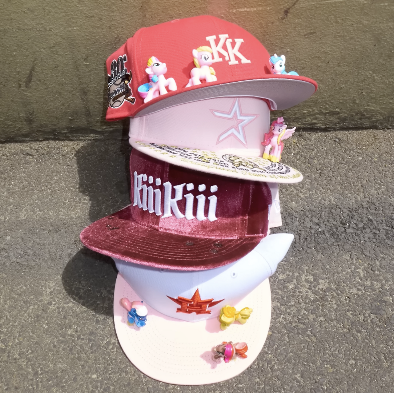 좌표 없는 자유, 키키(KiiiKiii)가 설계한 기분 좋은 망상 『Delulu Pack』.png