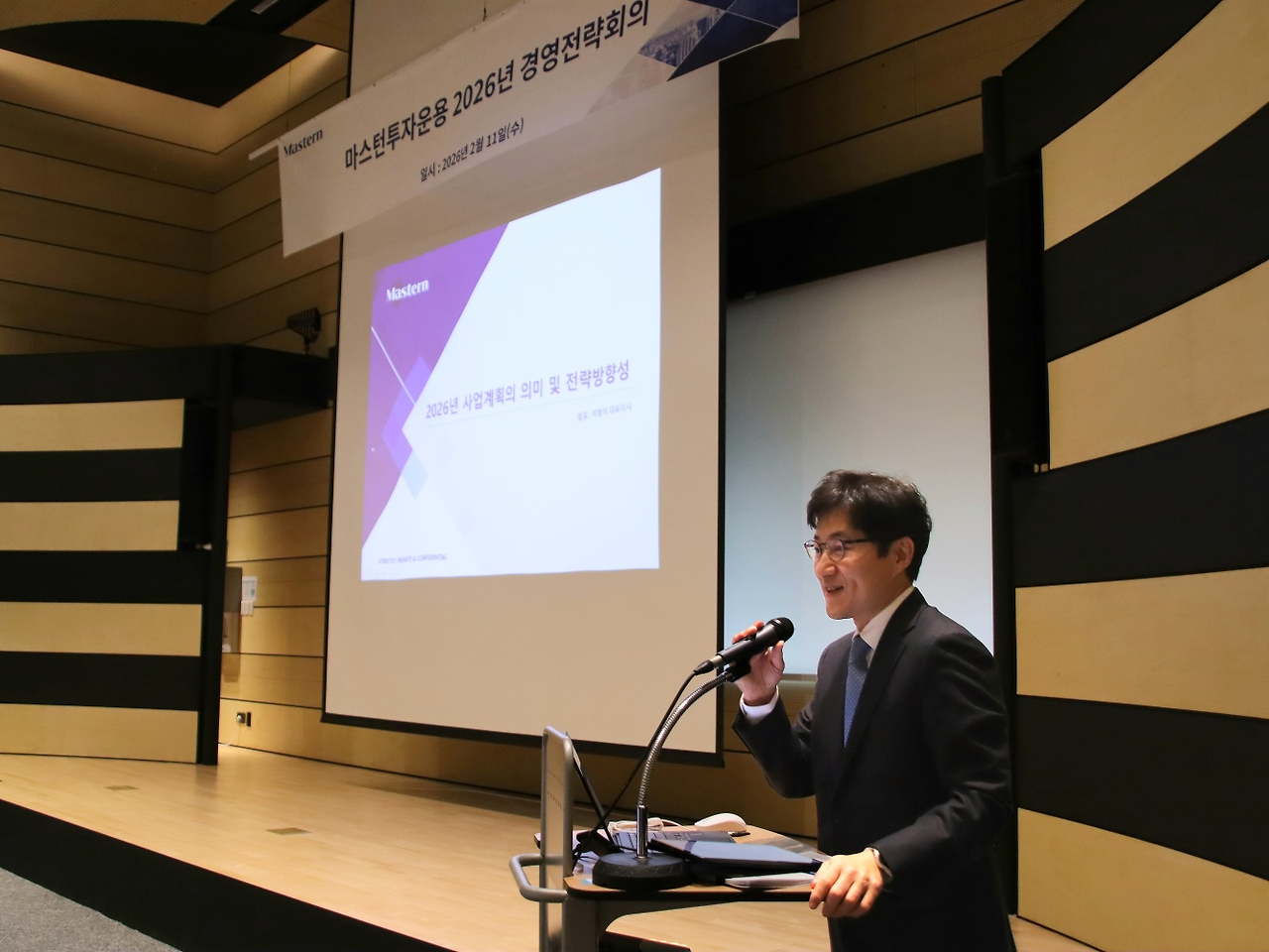 [사진 설명1] 마스턴투자운용 박형석 대표이사가 신년 경영전략회의에서 발언하는 모습 (사진 제공=마스턴투자운용 브랜드전략팀).png