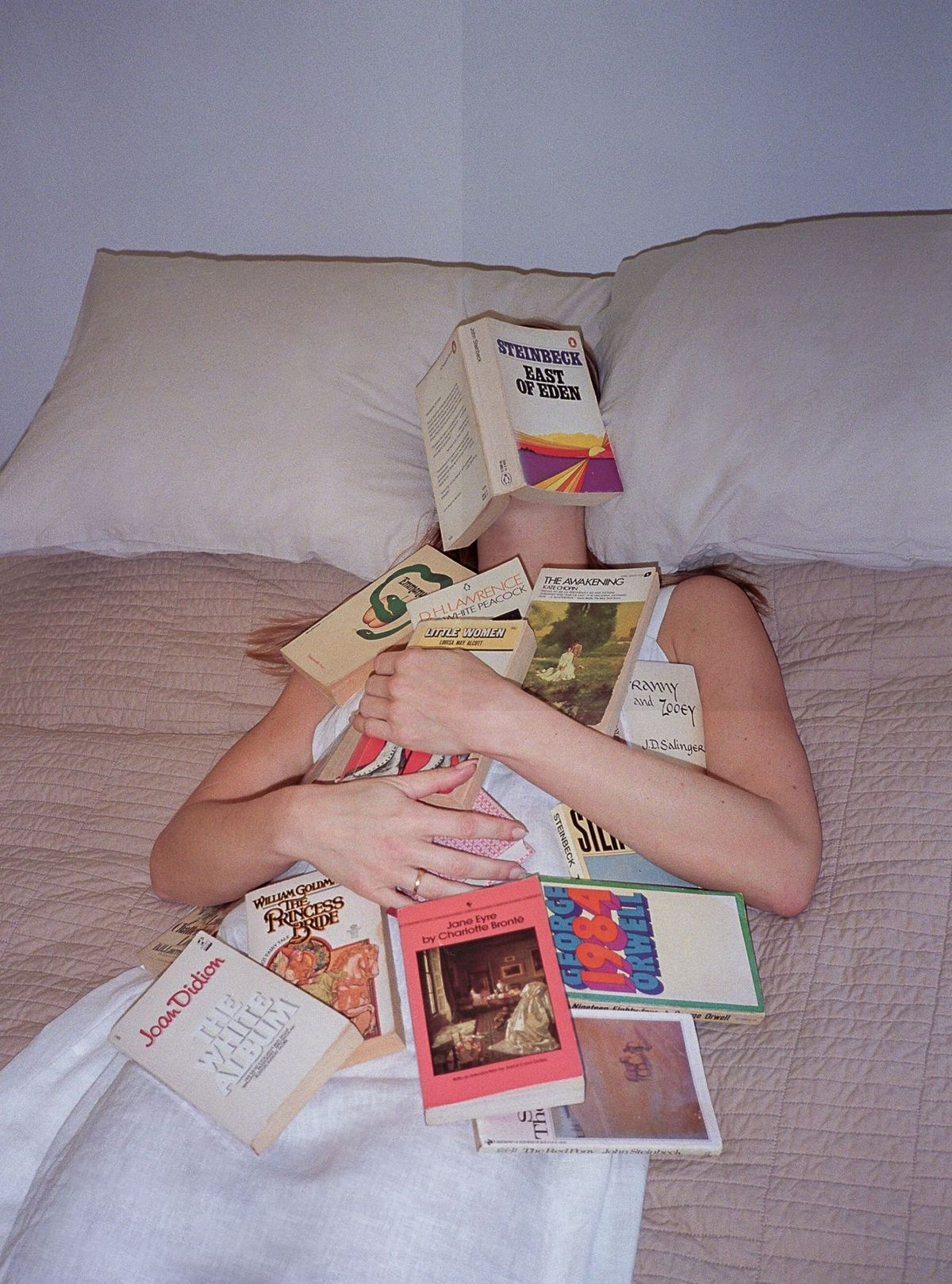 책에 묻힌 여자.png