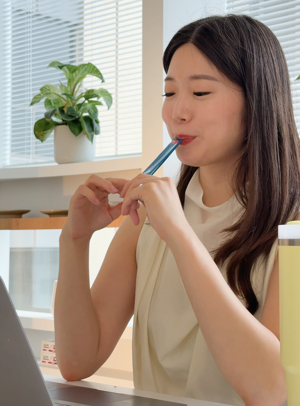 웃고있는 알렉시스_1.png