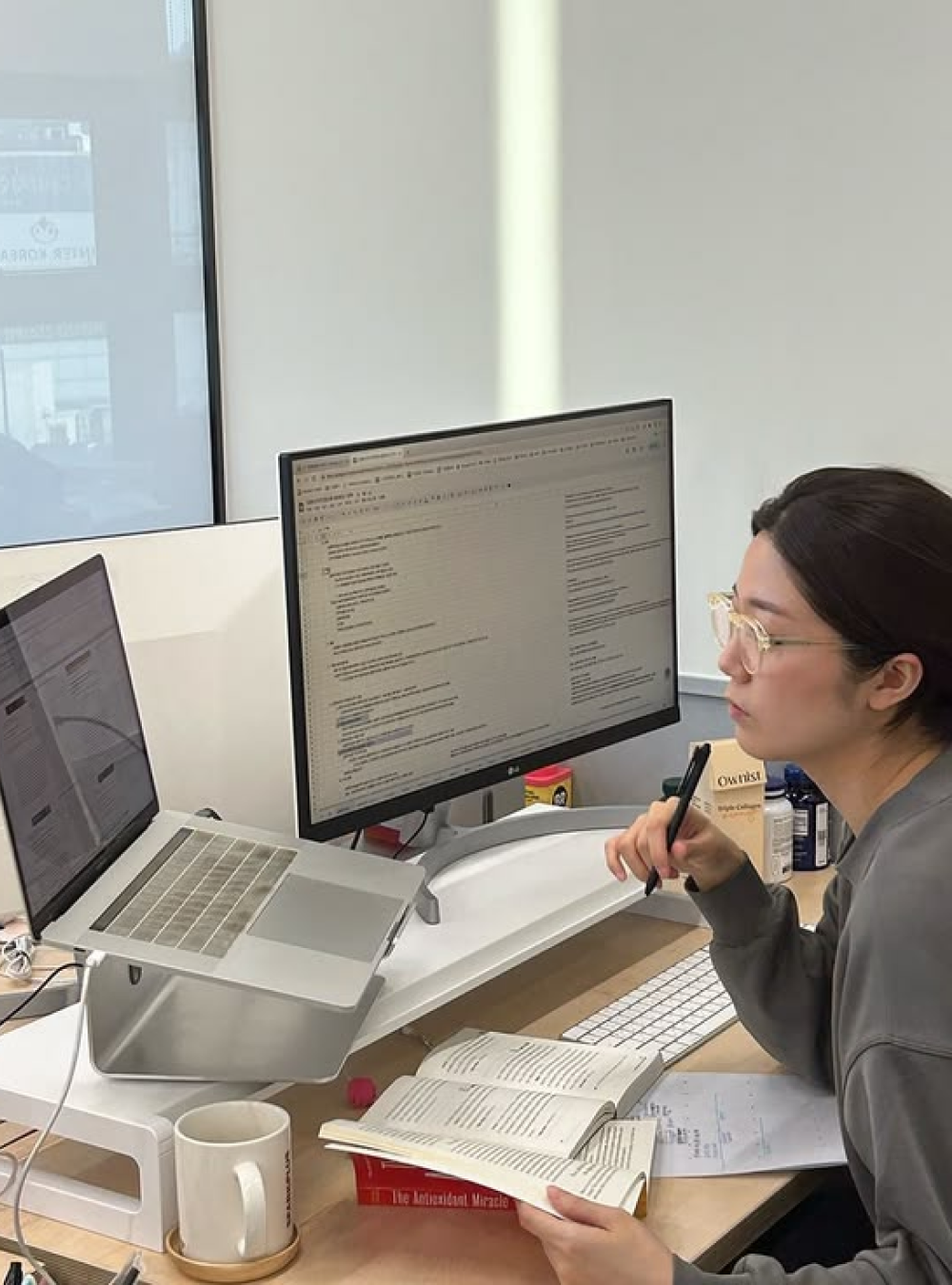 알렉시스 일하는 컷-1.png