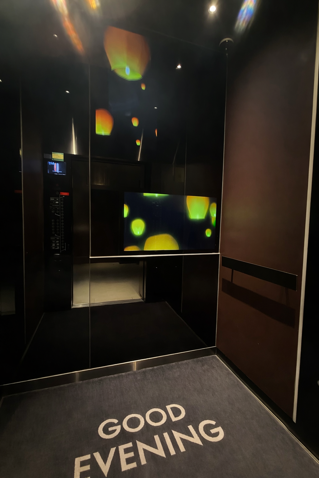 엘레베이터 안2.png