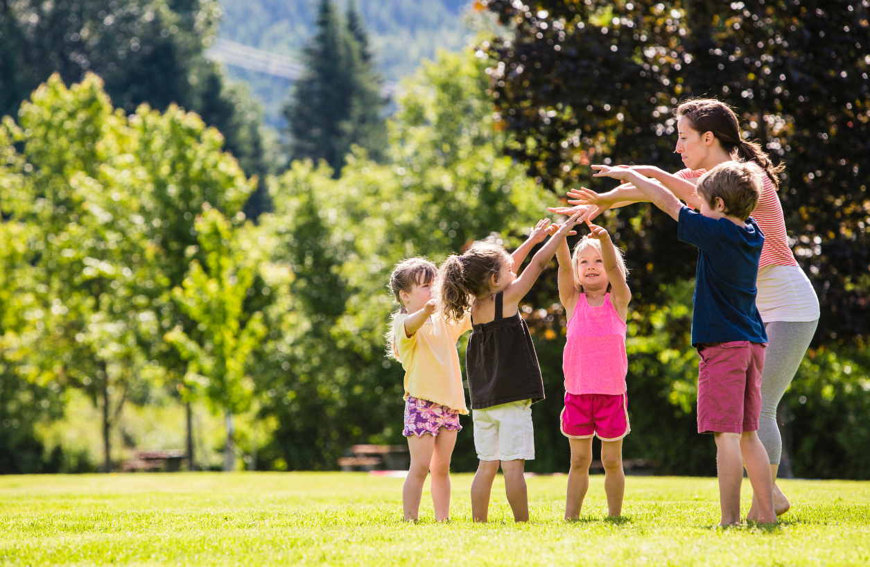 노랑색 귀엽고 심플한 네잎클로버 독서 토론 동아리 모집 포스터  (13).png