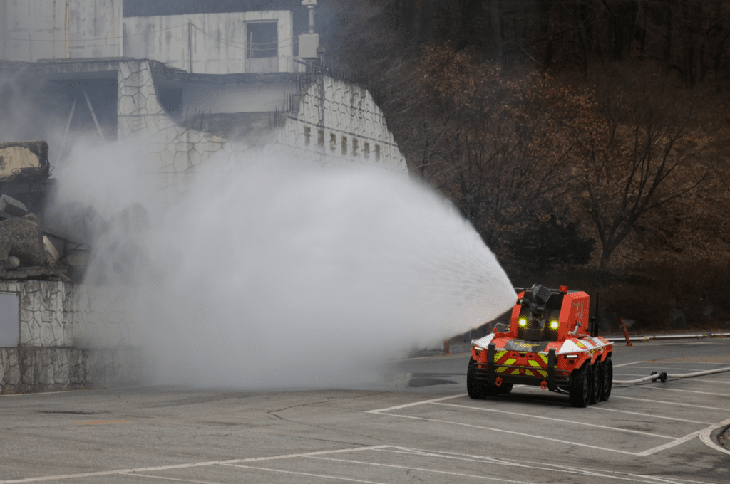 Hyundai-Motor-Group-Donates-Unmanned-Firefighting-Robot-2-1024x680.png