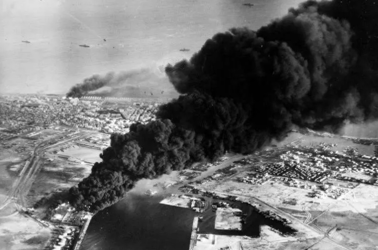 수에즈 전쟁 중 폭격으로 불타고 있는 포트사이드 항구.png