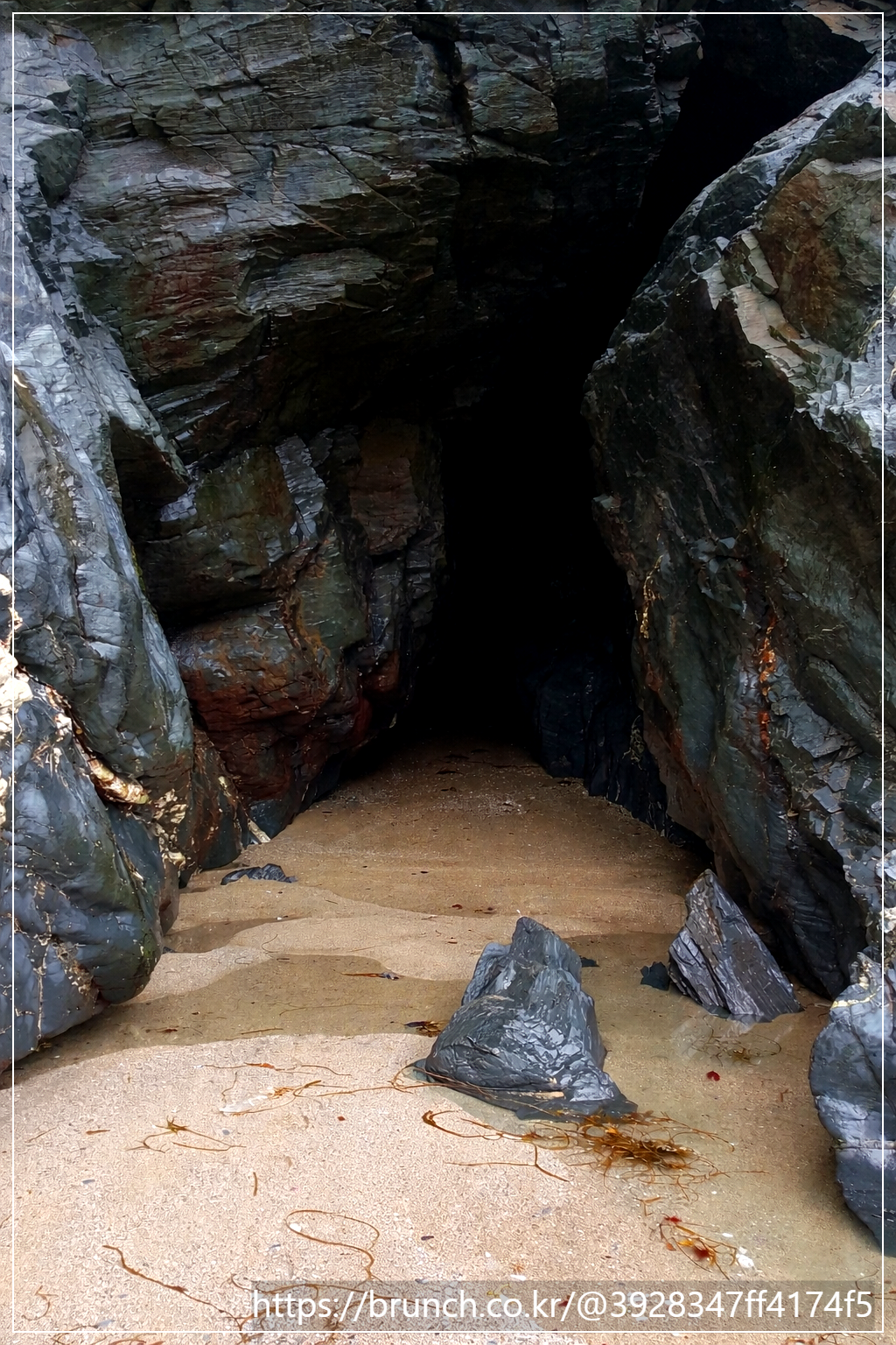 해안가 동굴.png