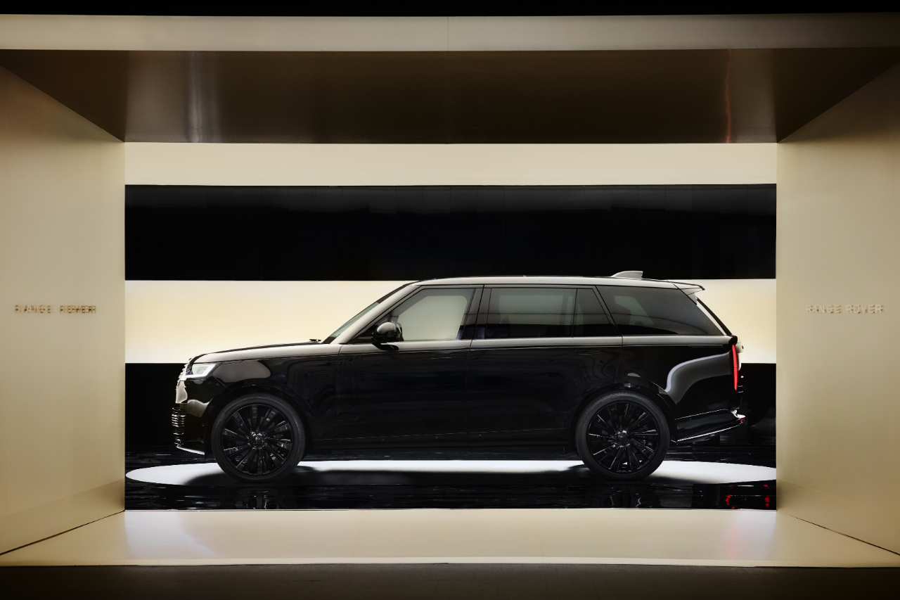 range-rover-sv-black-exterior-side-view-design-miami.png