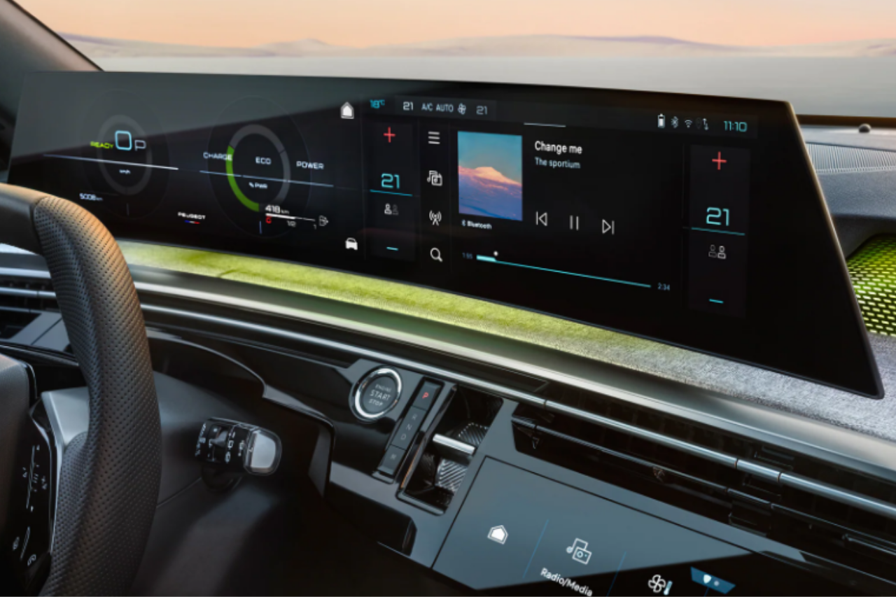 peugeot-all-new-5008-hybrid-interior-panoramic-i-cockpit-display.png