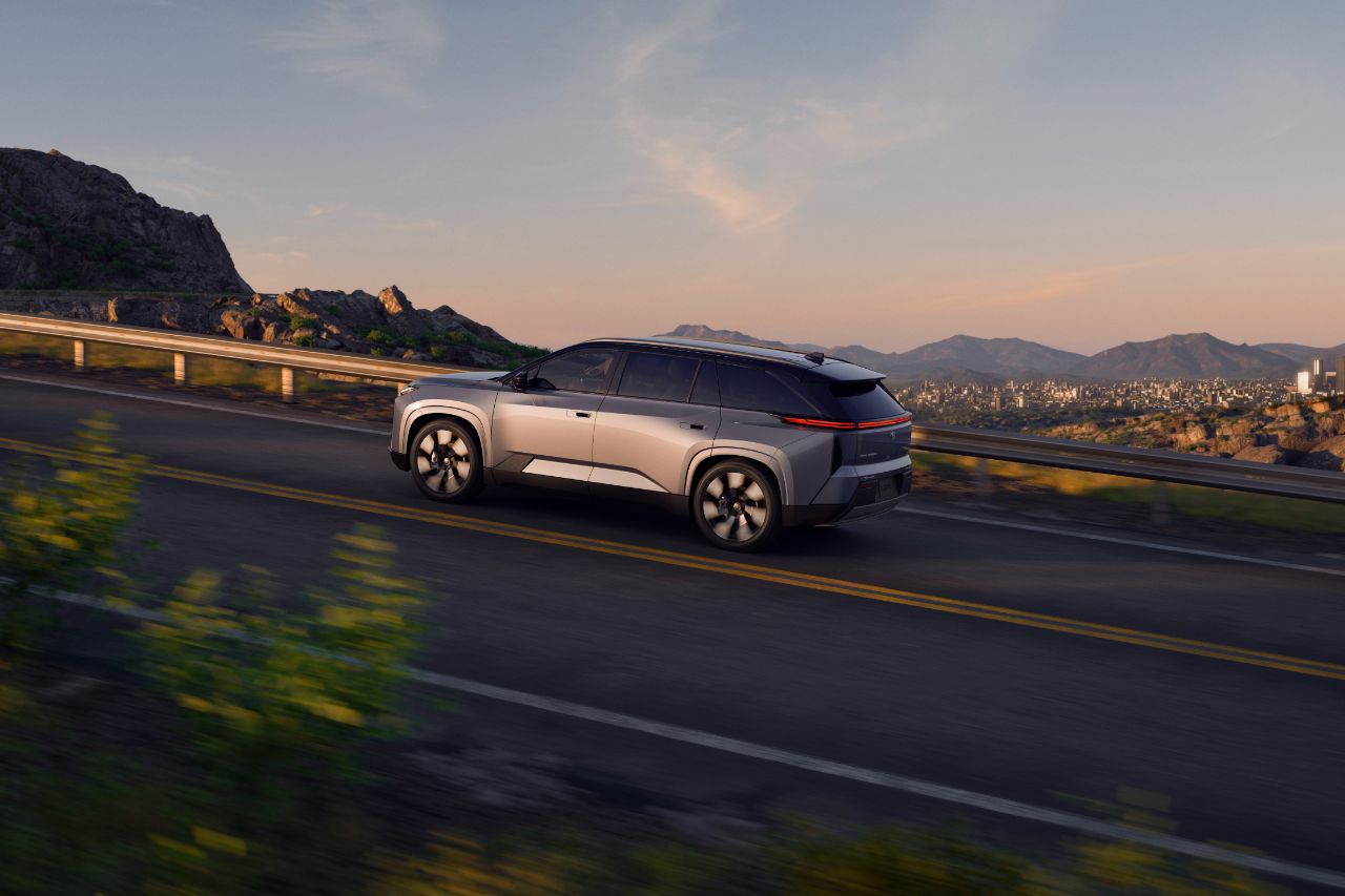 toyota-highlander-bev-electric-suv-driving-highway.png