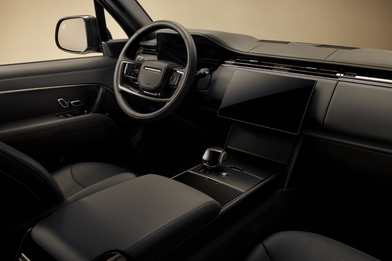 range-rover-sv-black-interior-dashboard-aniline-leather.png