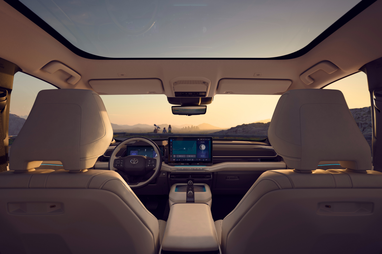 toyota-highlander-bev-interior-panoramic-sunroof-cockpit.png