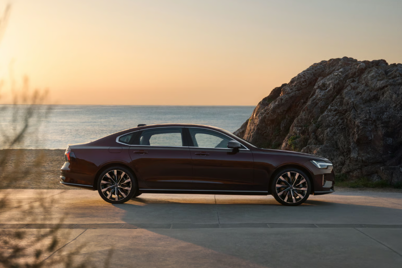 volvo-s90-b5-ultra-side-view-sunset-beach.png