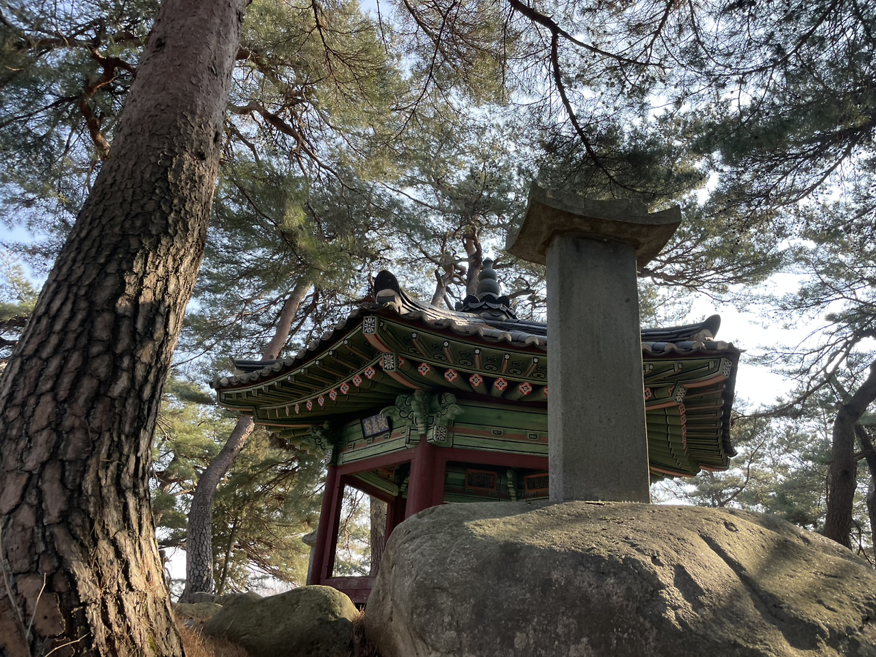 정자 가운데 ‘龍‘이 돋보이는 속초8경 중 하나…
