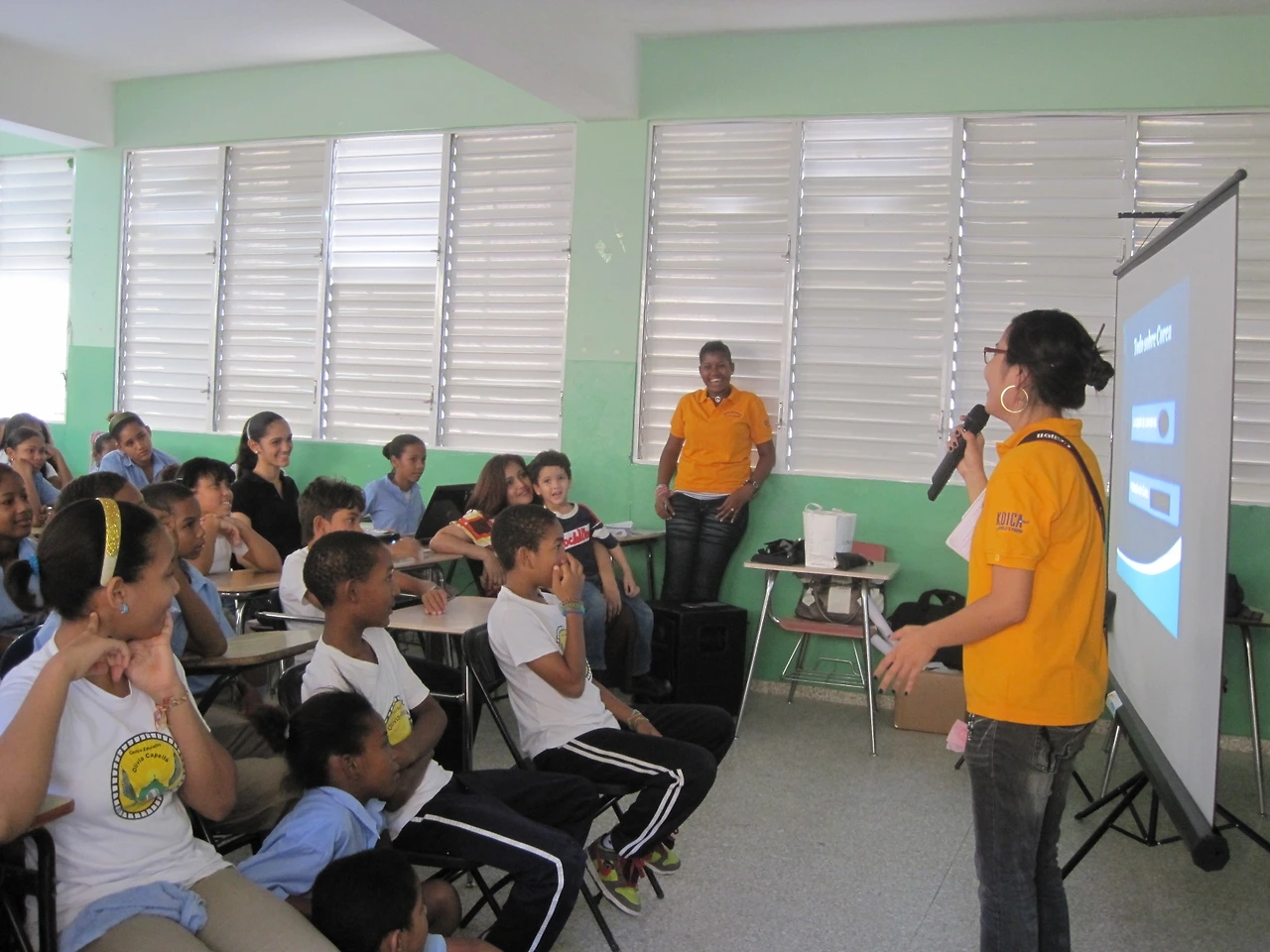 3.도미니카공화국 청소년들과 함께.JPG