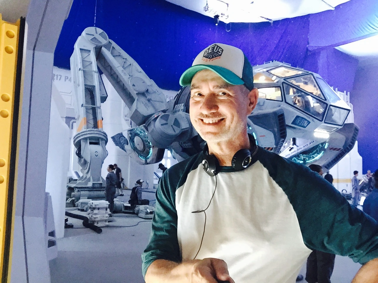 independence-day-2-resurgence-roland-emmerich-set-photo.jpeg