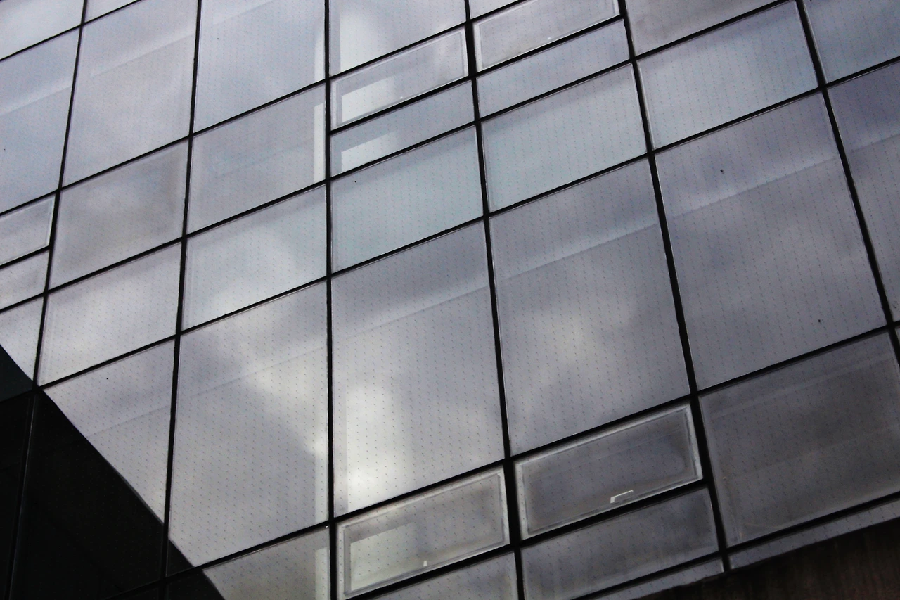 시공전 유리창과 비교했을 때 미관상 크게 차이나지 않는 dot film .JPG