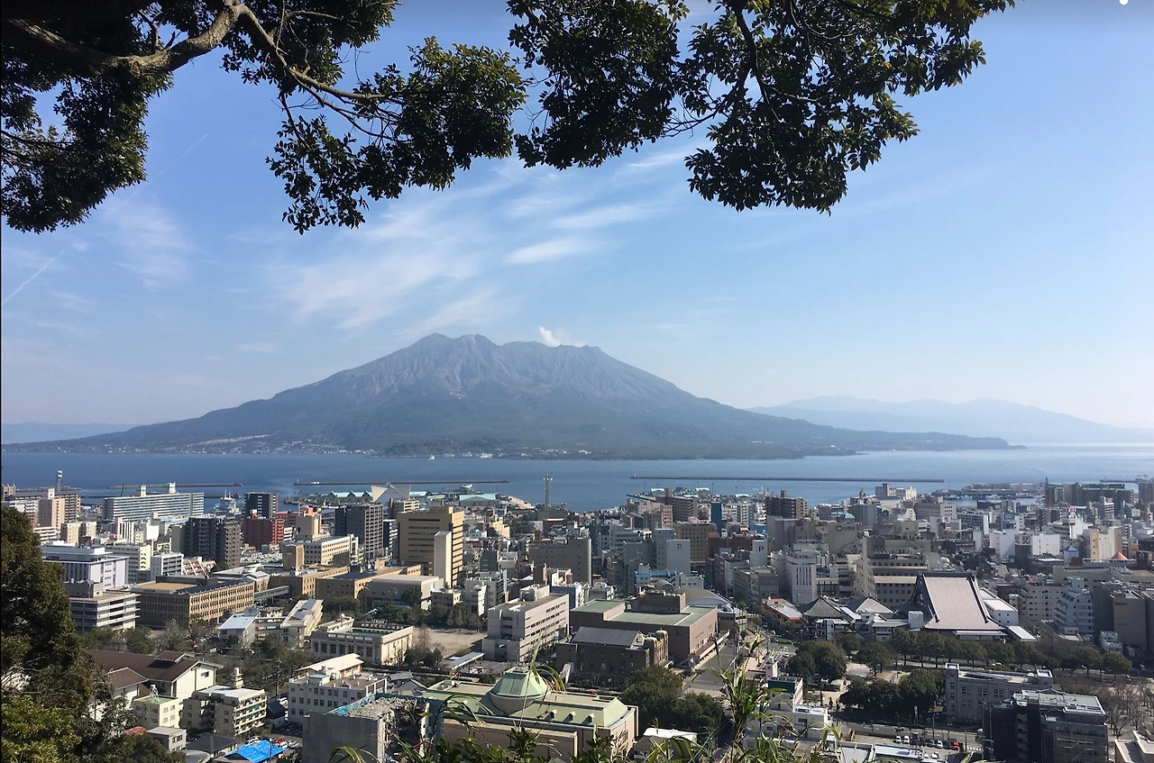 시로야마에서 본 가고시마전경과 긴코만 사쿠라지만.PNG