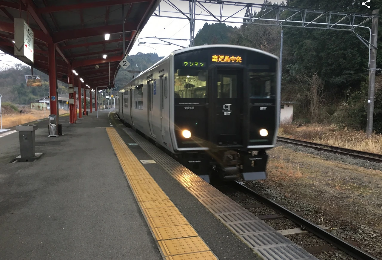 가고시만신궁역을 지나는 재래선 보통열차.PNG